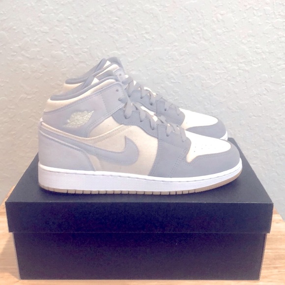 Nike Shoes - 🤍🤍NIKE AIR JORDAN 1 MID SE GS SNEAKERS🤍🤍